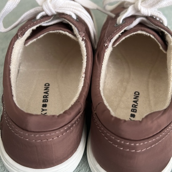 NWOB Lucky Brand women’s burgundy laced sneakers 6M - Picture 4 of 5